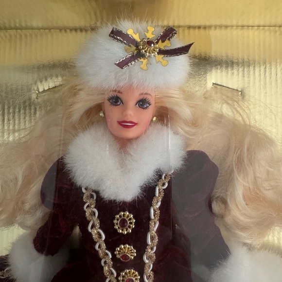 Barbie Doll 1996 Happy Holidays Christmas Mattel New In Box
Gold and Burgundy - Picture 2 of 12